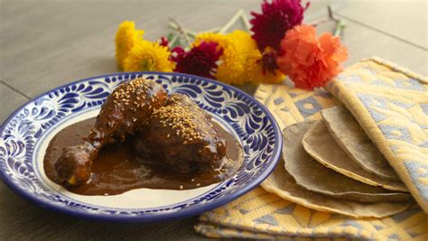 Los moles - Al llegar a la presentación de los moles, los jueces pidieron su receta. Upon arriving at the presentation of Moles, the judges asked him for his recipe. Su especialidad son los caldos y los moles. Their specialty is broths and moles. Porque los moles son algo muy delicado - quemas un chile y puede cambiar todo el sabor de la salsa .